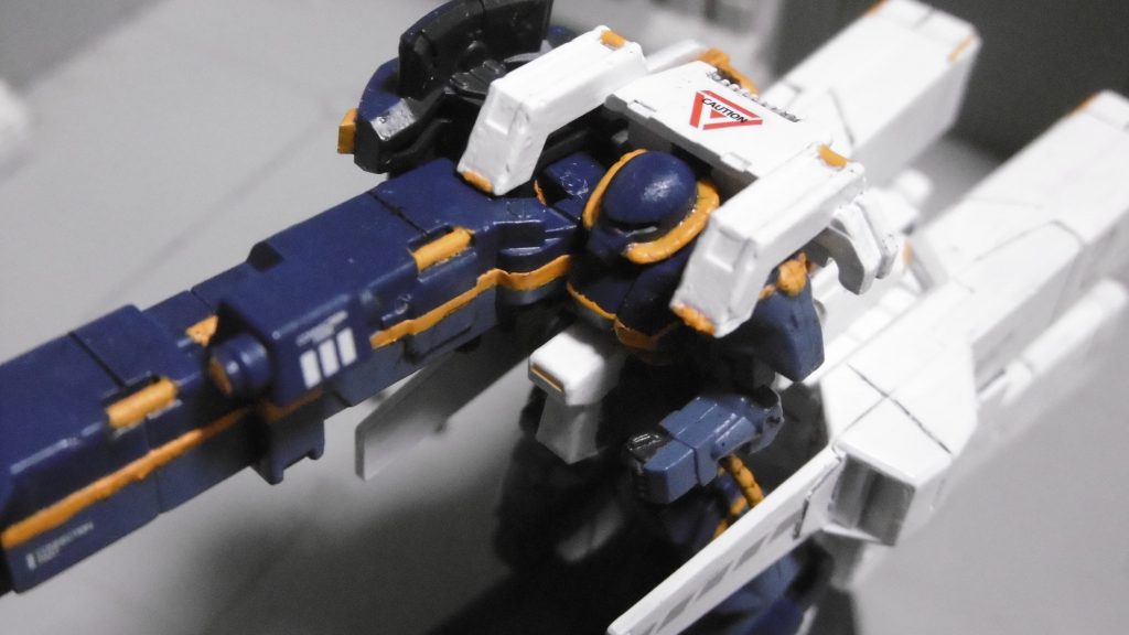 斜め上から覗ける右肩のオレンジのラインが気に入ってます。ユニット側は搭載時に被せるアームのみ可動。