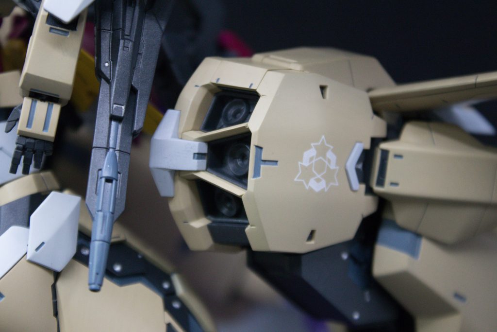 ボトムス部拡散式誘導ビーム砲ガネーシャ本体は、拠点攻略用ともいえる調整がなされた重装型装備。他に類を見ない航続距離と、高い継戦能力を持つ。前方の拡散式誘導ビーム砲は、多数の標的を同時にロックオンする事ができる。