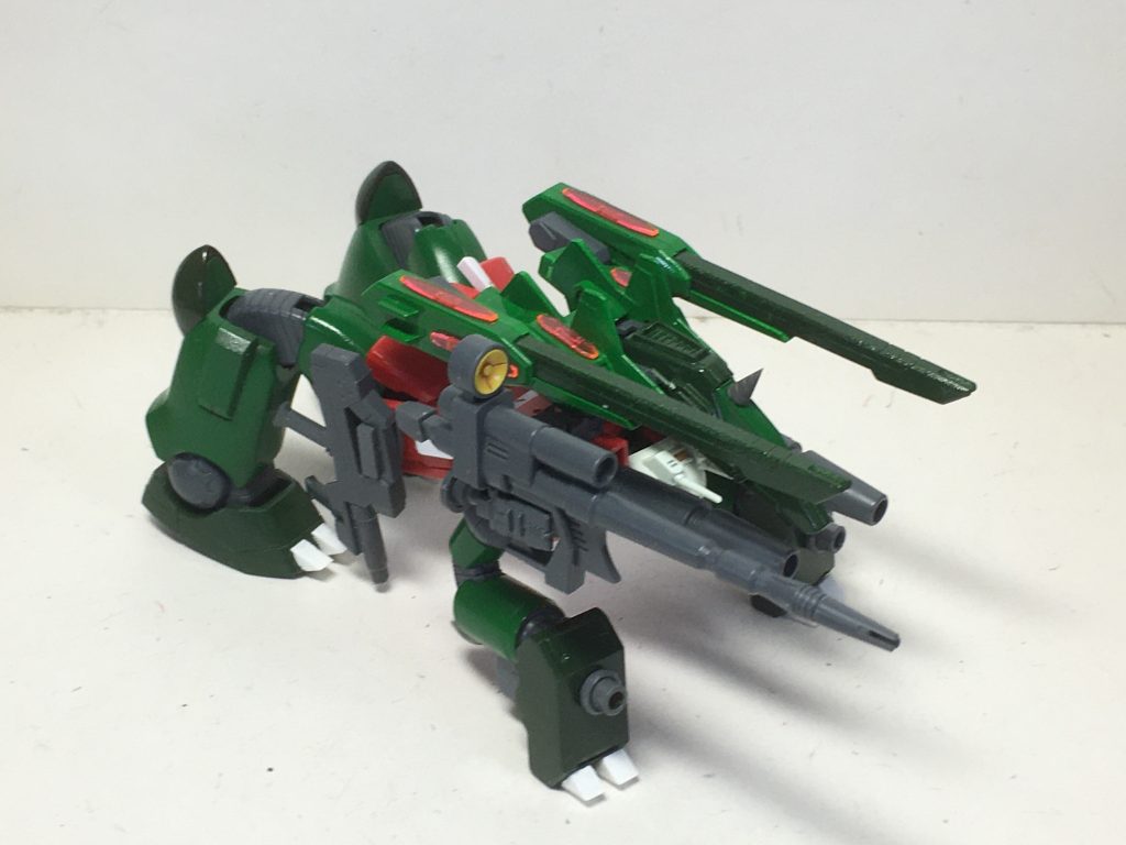 テールキャノンは、前後、上空に対して性能を発揮します。一応接続パーツを軸に、横回転はできますが、その際、頭部も回転し見た目があまり個人的に良くなかったので割愛。