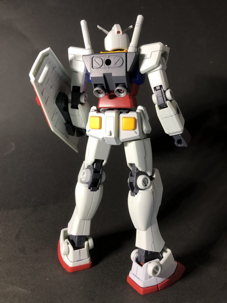 デカールは一切貼らず。というか、手持ちのデカールがないので、シンプルに色塗りだけ。まぁ、色塗りも雑なこと…。次のガンプラはもっと上手に作れるように工作したいですね。