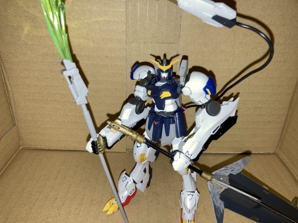 初めはルプスレクスの肩をそのまま使っていたのですが、なんか違うな、となりましたと言っても、ルプスレクスとデスサイズの肩と腕を繋ぐ構造は違うので(ルプスレクスは肩側が凹、デスサイズは腕側が凹)、ランナーを使って繋げました(写真撮り忘れました)腕をデスサイズに合わせて藍色で塗ったらもっと良かったかもしれない。それにしてもこのビームサイズの蛍光色綺麗ですね。