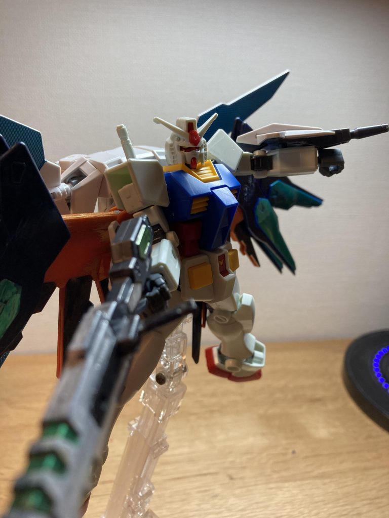 最初に目を引くのはバックパックについているパーツだろう。これはストライクフリーダムのドラグーンのパーツとゼータベースのジャンクパーツを使っている。このパーツのおかげで空中制御を行うことが出来るようになっている(だが肝心のドラグーンが使えるかどうかはわからない)