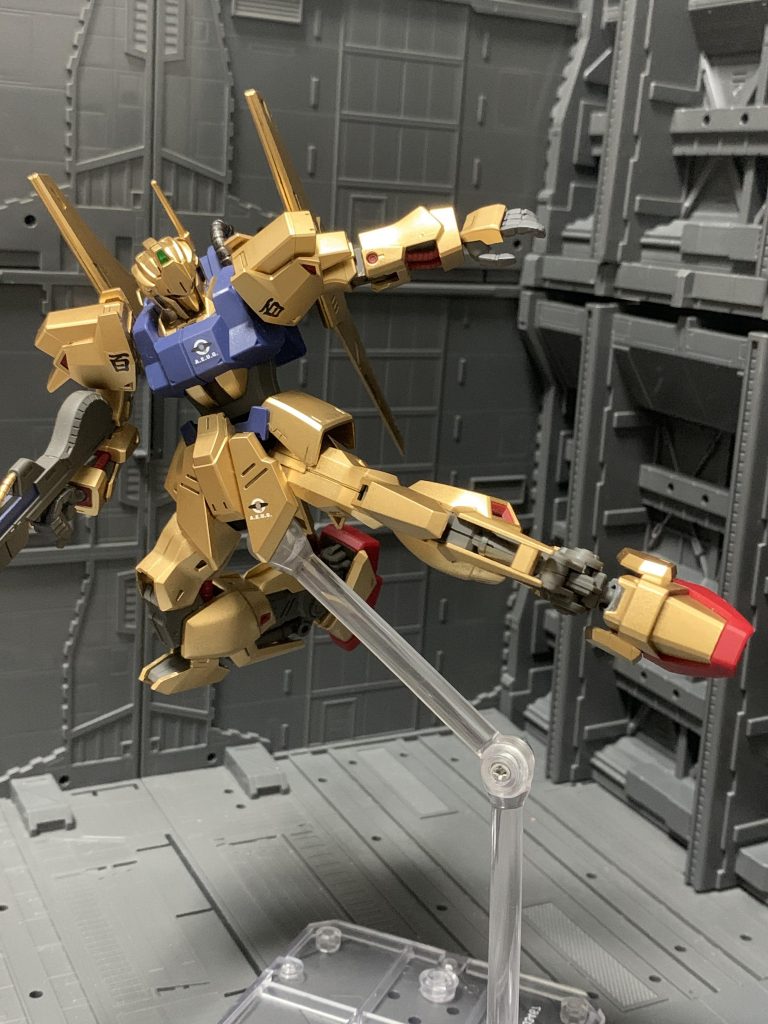 劇中でやってなかったような気もしますが、百式キック。