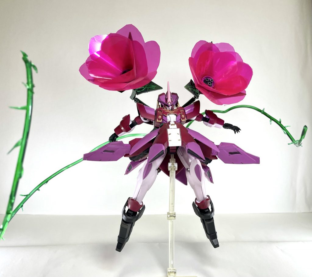 花びらの基部にある3枚の葉にはサイコフレームが搭載されており、サイコフレームのパワーによって花が咲く設定です花びらも最初はプラ板で作ってましたが、びっくりするくらいプラ板の扱いが下手すぎてオリエステル折り紙という少し固めの折り紙で作りました笑結果的に綺麗に仕上がったので良しです