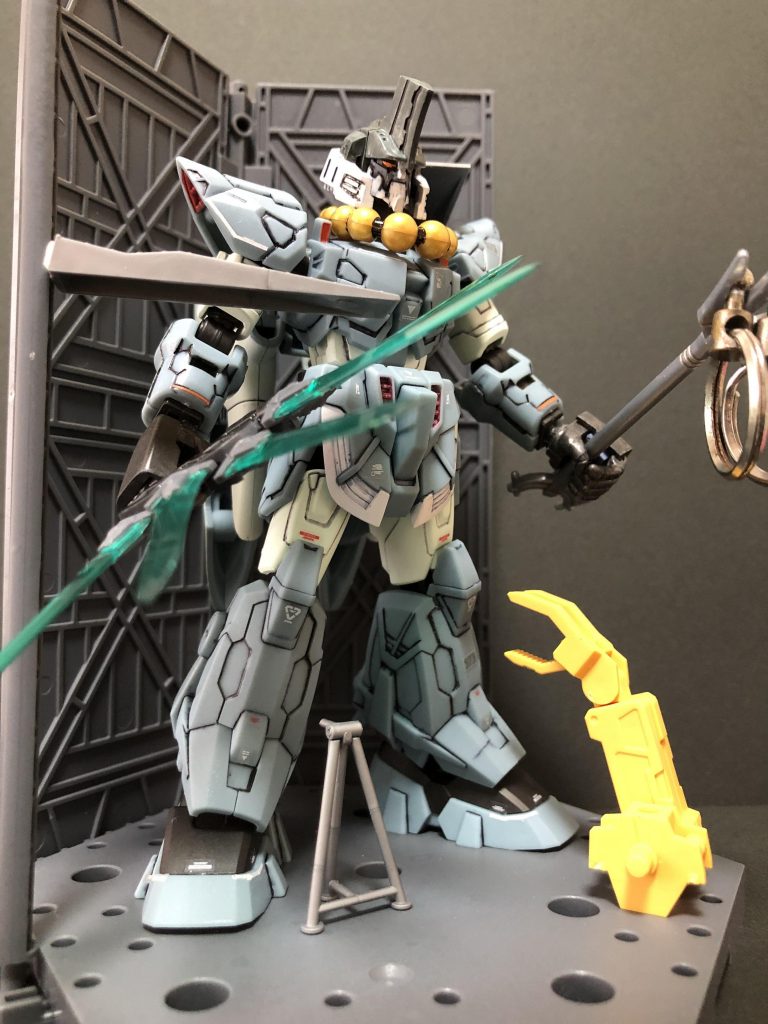 ディテールアップとしては、余ってたガンプラからいろいろとデカールを拝借。スミ入れ→つや消し作業までしています。