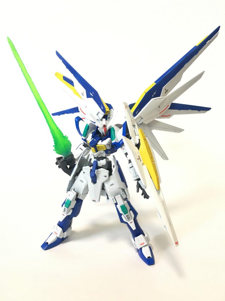 大型ビームソード【ソード・オブ・チャンプ(名前ださ!)】とシールドが基本装備です。ソードのビーム部分もなんとなくグラデーション塗装したつもりなんですが、いまいちうまくいきませんでした…