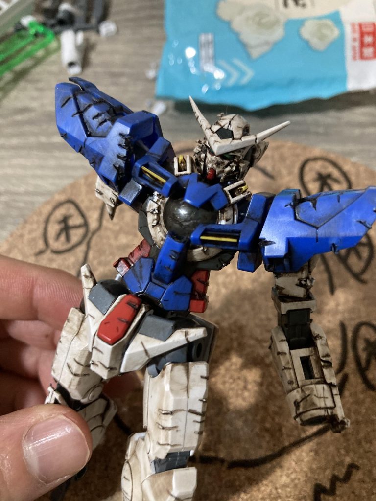 エクシアの汚し塗装には、Mr.ウェザリングカラー（グランドブラウン）を使用しました。