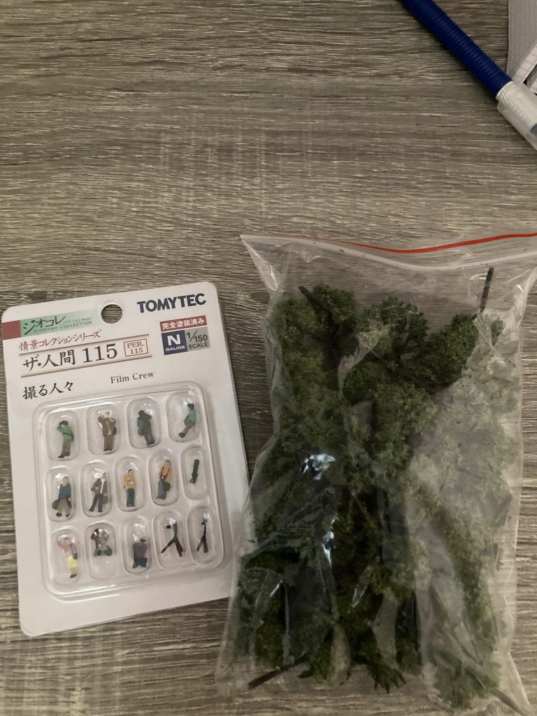 人間は、ジオコレの情景コレクションを使用しました。塗装済みのものなので中々良いですね。