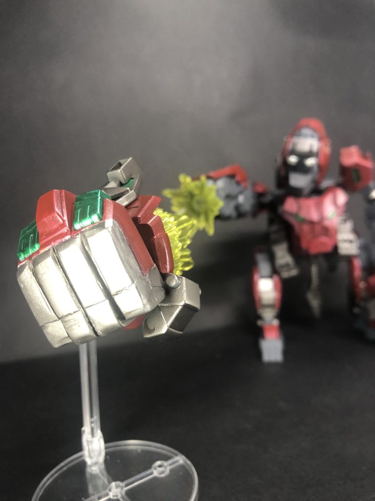 拳部分を切り離してロケットパンチウホ！ある程度離れた敵を狙ったり、奇襲に使う事もあるッホ。射出後もワイヤーで回収も楽チンだウホッ！ 解説②サルトビにはビットの操作はできず、拳は単純に射出するだけ。ハヤテがアーマーを装着することでナックルビットとして遠隔操作が可能となる、という設定です。