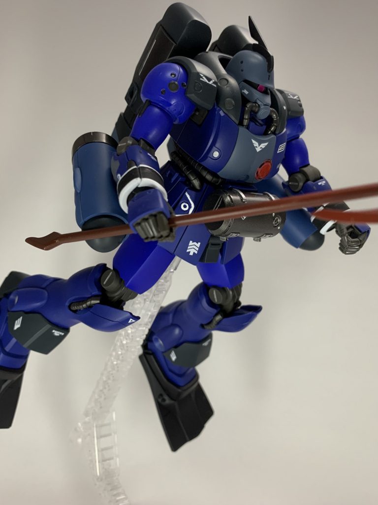 水中MSといえば爪!みたいのがあまり好みでなかったので水中戦闘で使えそうな武器を検討したら銛になりました。いい感じのデザインを仕事中に考えついたのでプラ板、プラ棒で自作しました。自分では結構似合ってると思いますがいかがでしょうか。