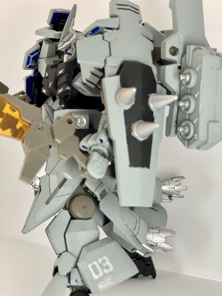 サイドショット2左脚だけに03のナンバーデカールを貼っています