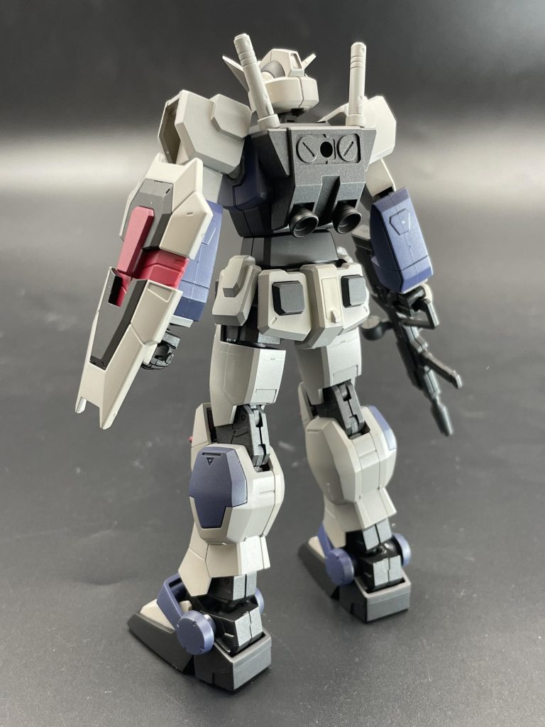 後面。太もも外側を塗装したのがチャームポイント。シールドは知り合いの助言でランナーとピンバイスで穴あけして駆使して無理くり付けました。