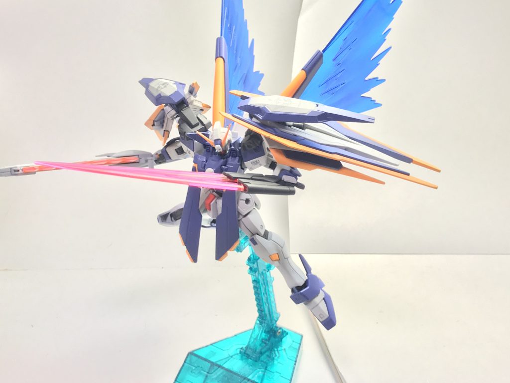 「光の翼」。ミノフスキードライブから出力されるそれはV2ガンダム譲りの加速力を誇るだけではなく、本機に新たに搭載されたトランザムシステムと合わせることで更なる拡張性と応用性を産むこととなり、それが少女にとっての「必殺技」に繋がっていったという。 長々と失礼しました。クロスボーンガンダムX0とクアンタとV2をミキシングしたやつです