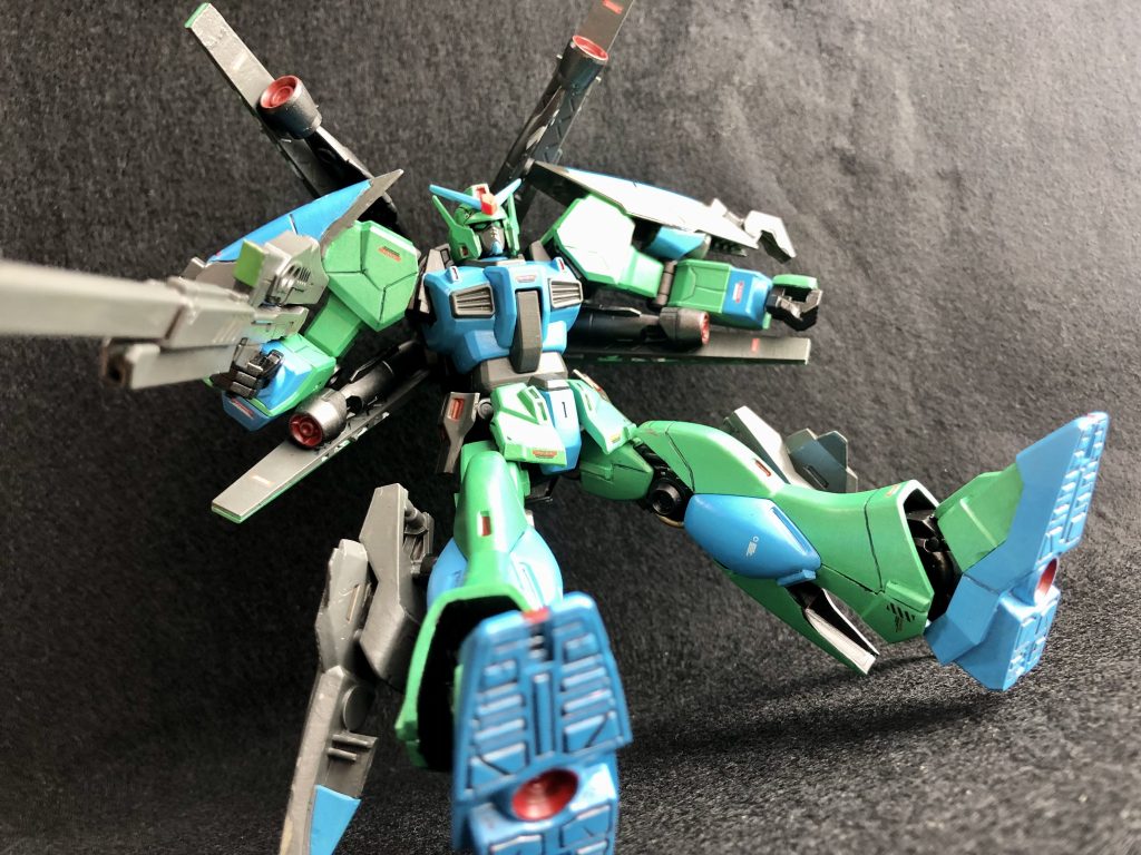 左右への緊急回避 ブリッジポジション強制的なバレルロール回避 ウィンドミルポジション緊急離脱 バックファイアポジションといった、胴体部がガンダリウムでない為、避ける事に重きを置いたギミックですね