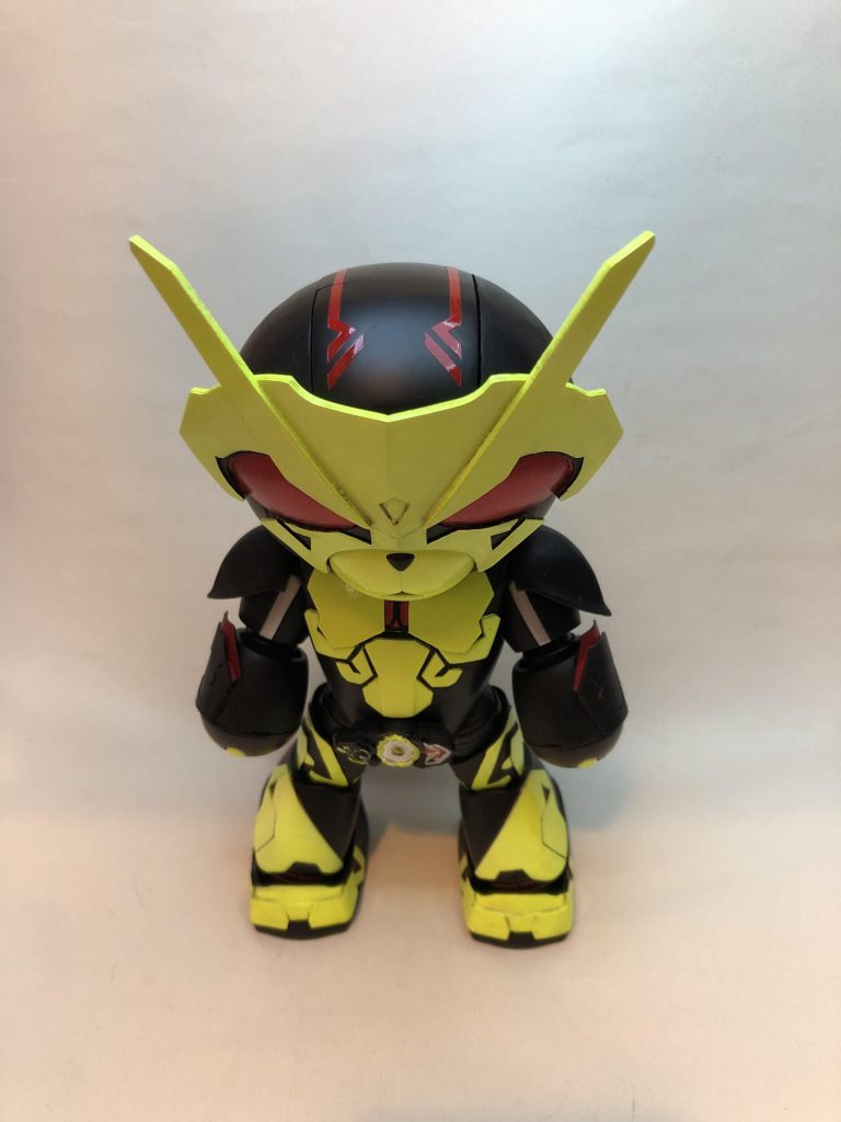 頭頂部の模様も再現。頭頂部を開くと、スピーカーと電池ボックスがあります。