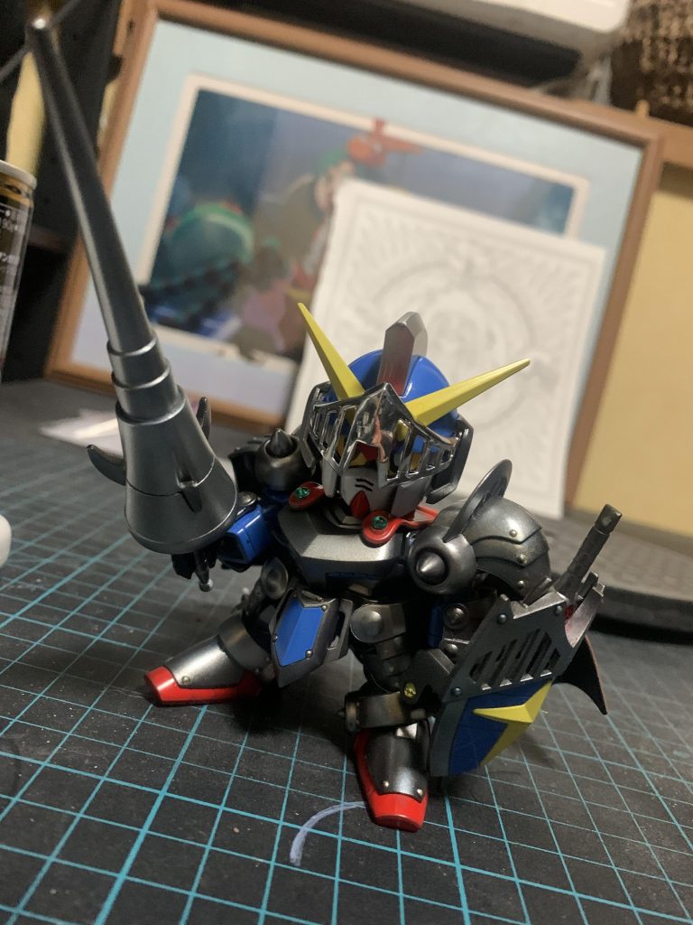 あえて兜のメッキを塗装せず鎧の金属感の違いがわかるようにしました