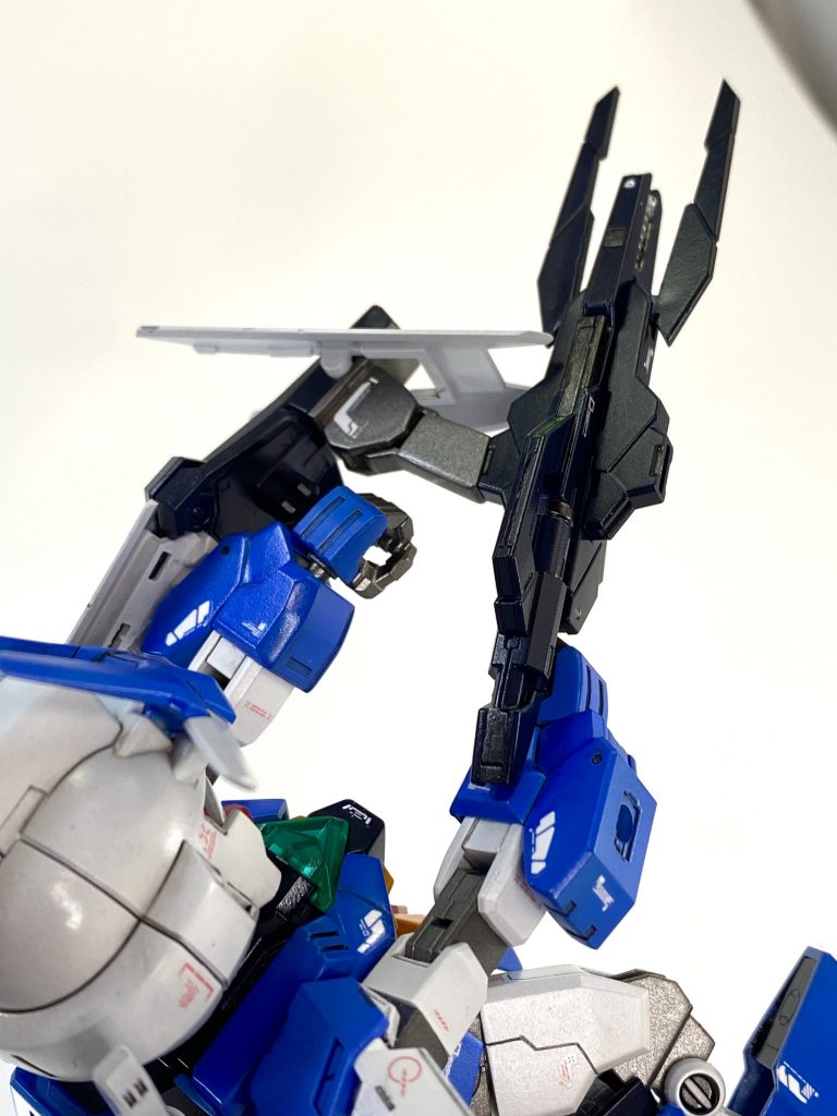 シールドにあったライフル接続アームは、オリジナルギミックとして折り畳めるようにしました。