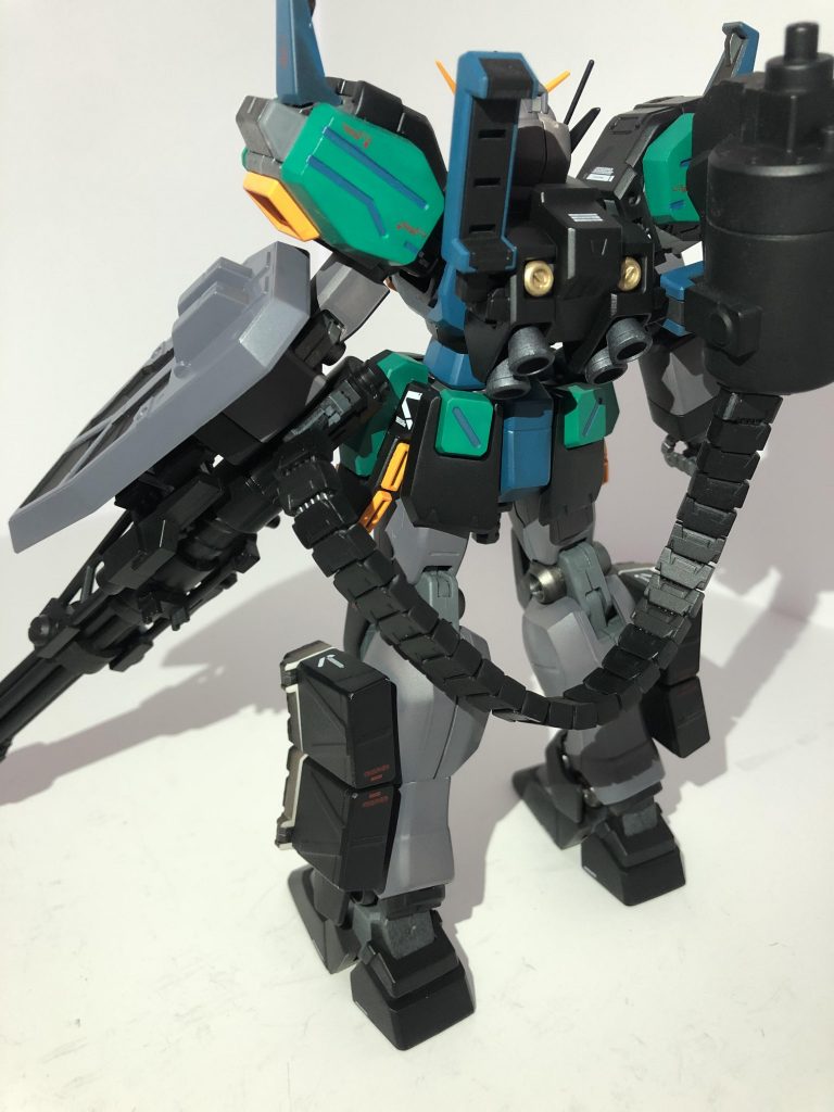 リア側。バックパックのバーニアは分かりにくいですが、ブライトシルバーで塗装。ゴールドが目立ち引き締められています。