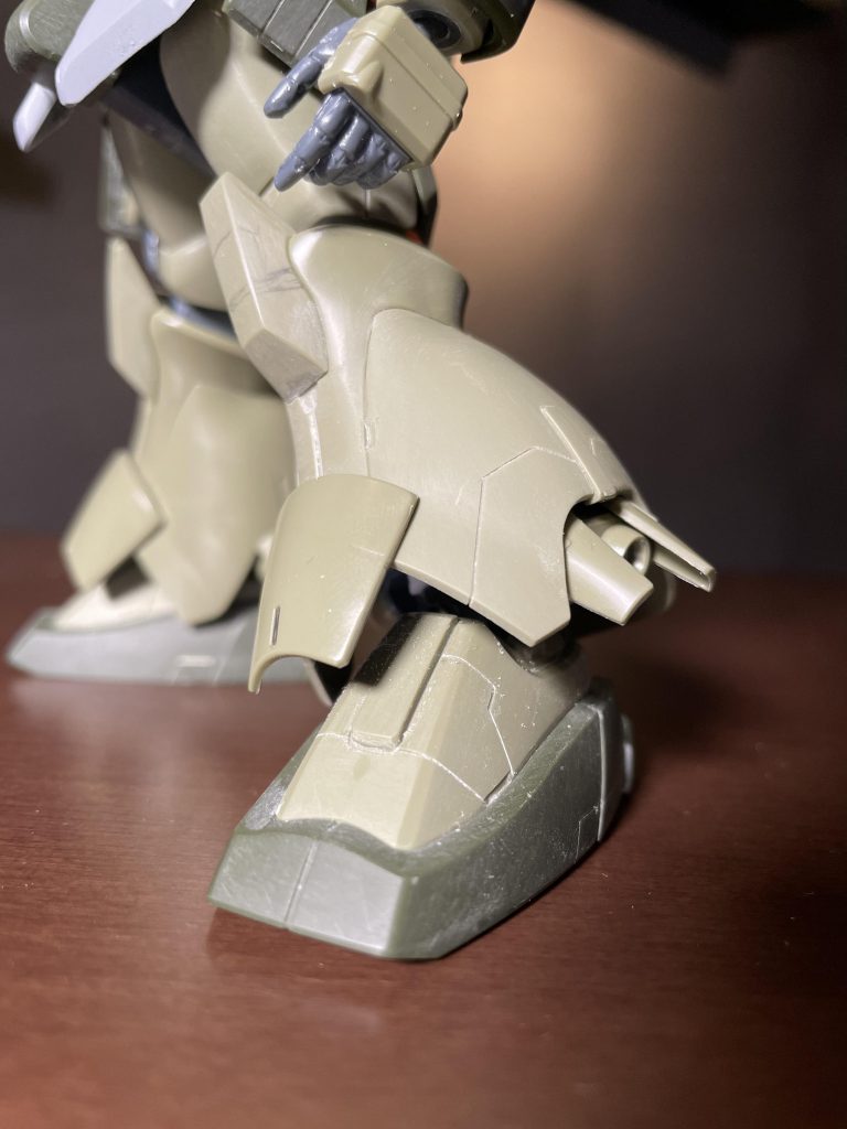 足首ボールジョインを2mm延長、位置も内側へ少し移動して、脚を開いたときのスタイルと接地を調整しました。