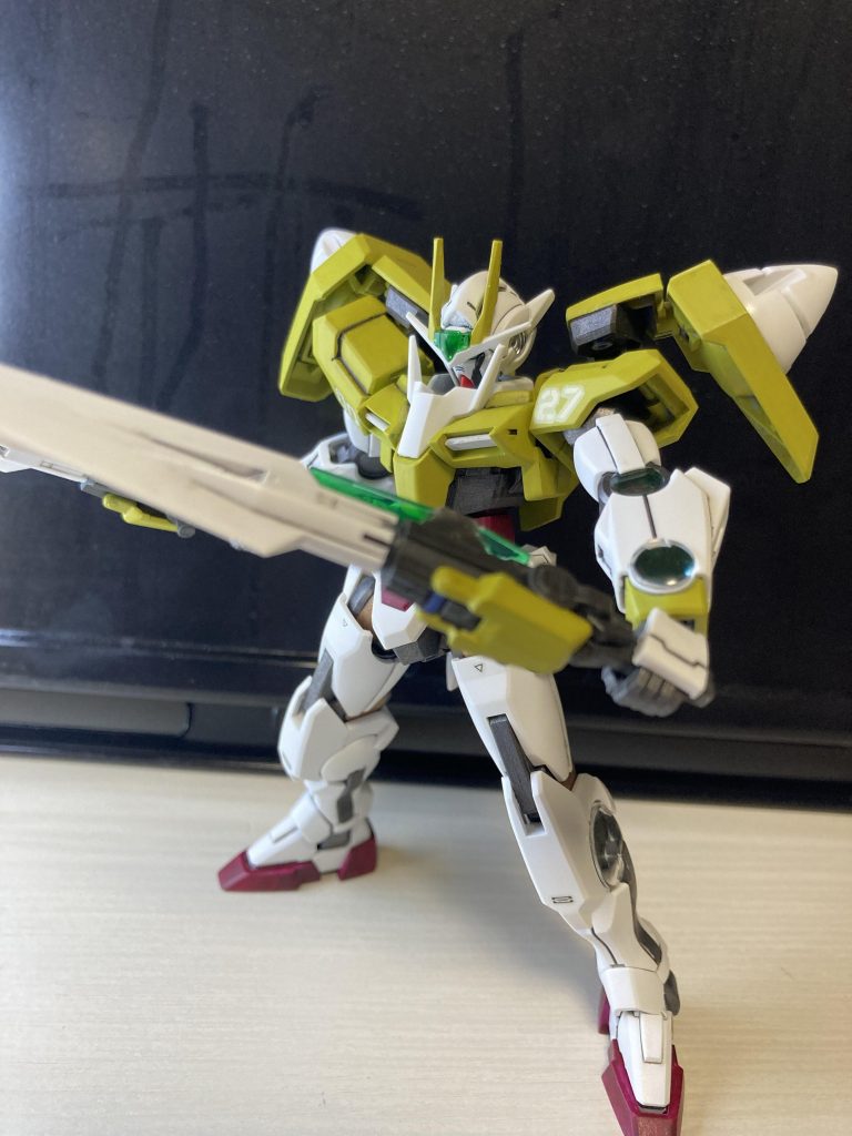 デカール貼ってたら右肩のボールジョイント割れて焦った。0.5の鉄線入れて補強。あんまり動かしたくない笑