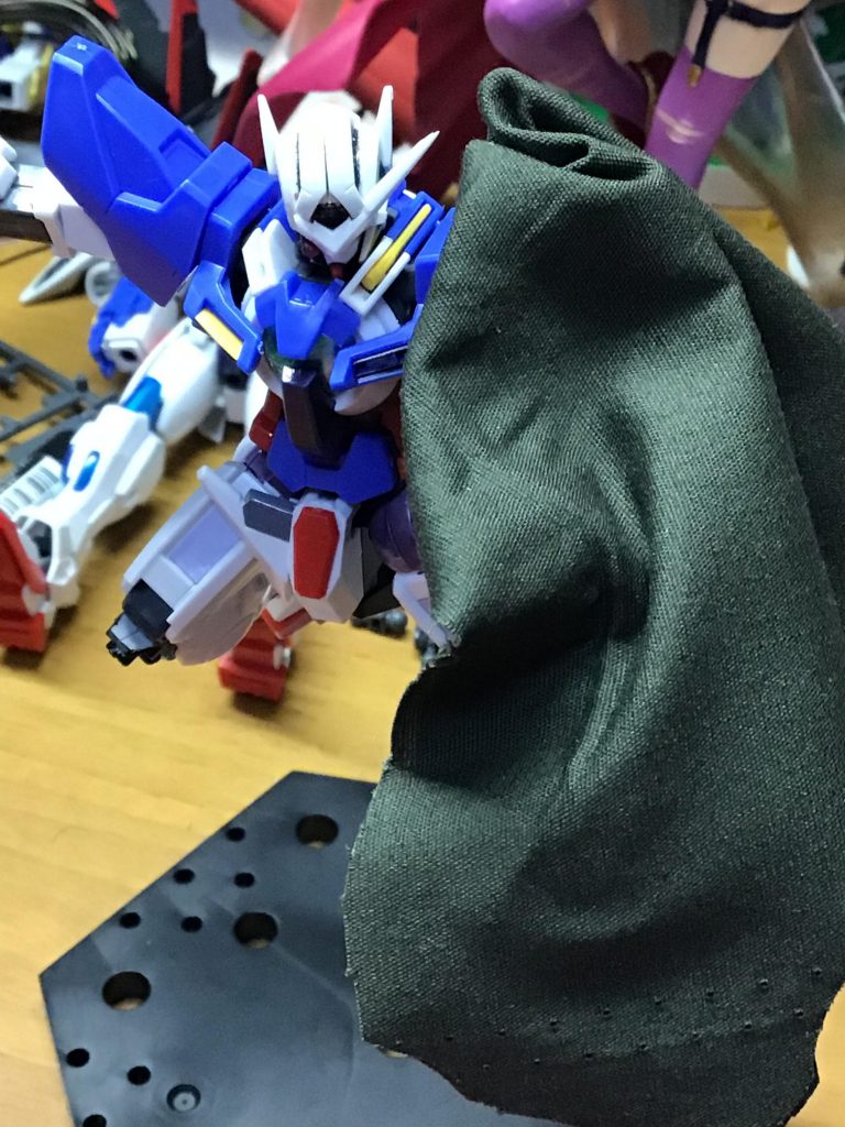マントは布をちゃんと買いました。プラモの大きさに合わせて作りました。
