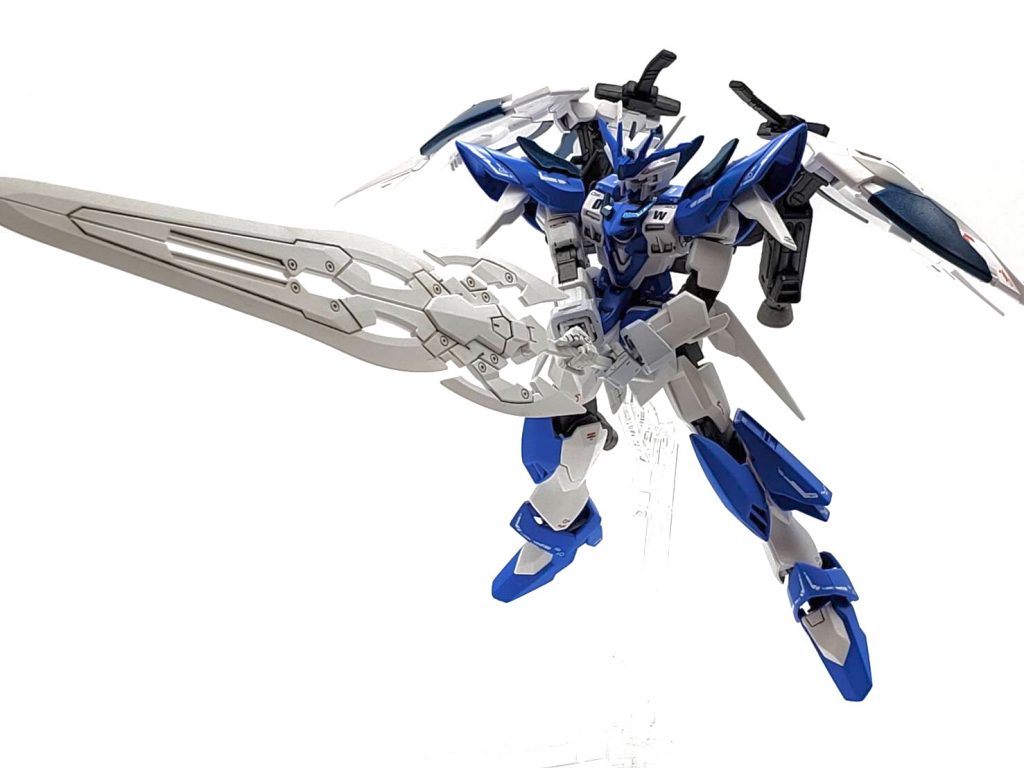 両腕でフェザーバスターソードを持ち、敵に突っ込みます!