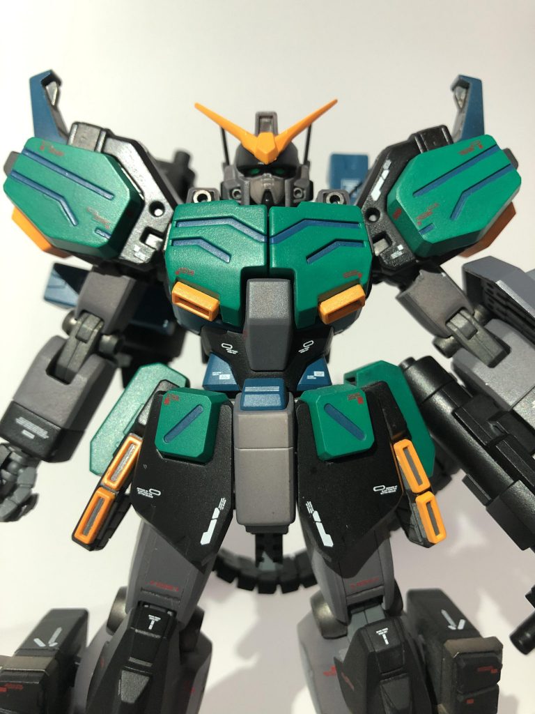 バストアップミリタリーカラーにビビットオレンジを差し色にしました。