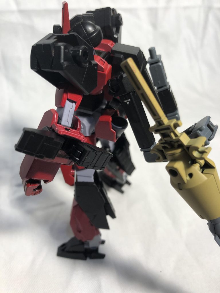 また、バックパックのサブアームは肘にマウントされている武装をよりスムーズに保持するためのサポートを行う。肘武装マウント部のクローは左右共に可動式。