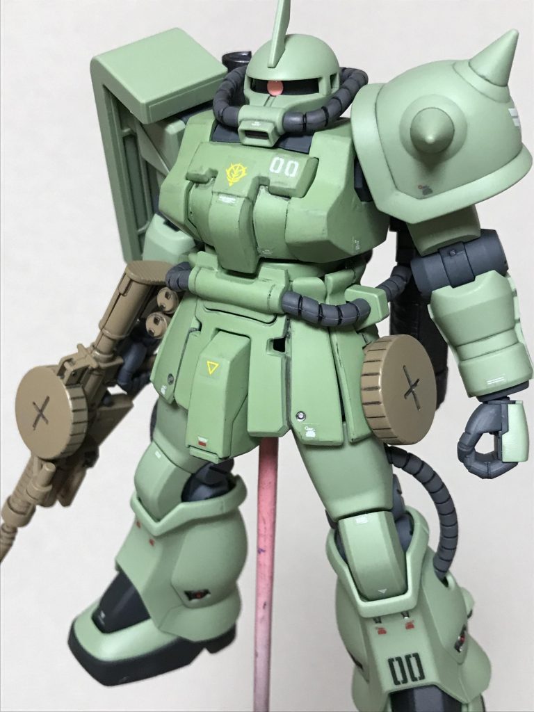 シールを貼ってツヤ消しした状態。うーん、ザクはカッコいい…(^^)