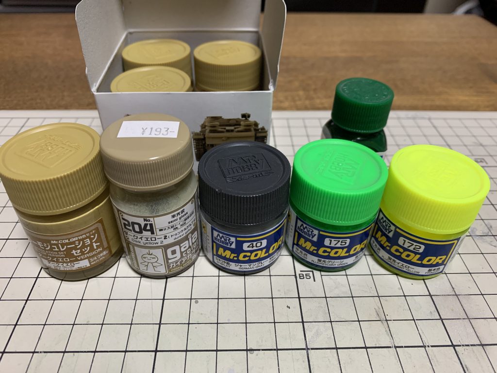 カラーリングはガイアさんのダークイエローをメインに、渋めの色合いにしてみました。