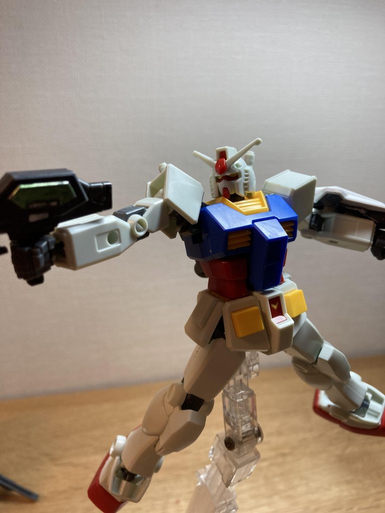 ビームライフルについては過去にヒムカイ・ソラが使っていた(と思われる)物を使用。ヒムカイ・ソラの物だった(と思われる)ので火力が高い。