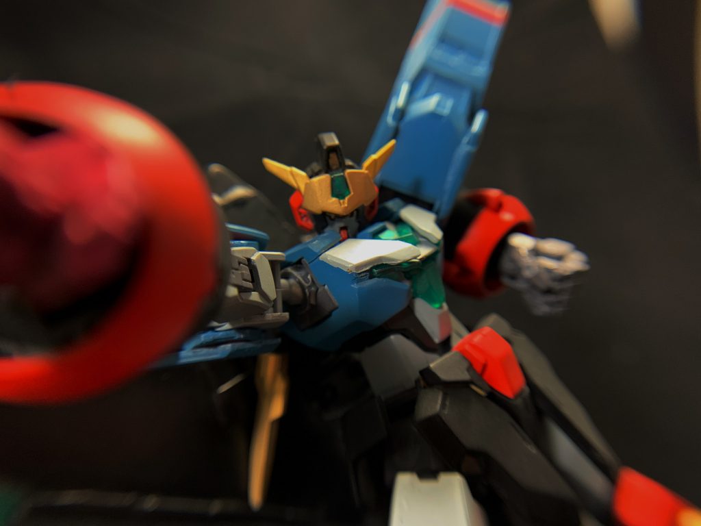 続いては「ブロウクンファントム」といった感じの発射の瞬間をイメージした1枚になります。HGのスケールと可動域だと、なかなか作中のような構図では撮影出来なかったのでかなり寄りの写真になってます笑