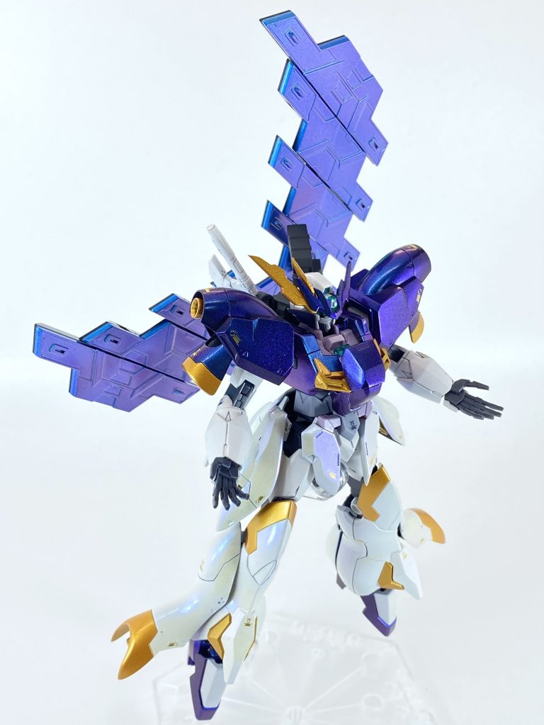 全身をファレホのカラーシフトで塗装したので光を当てる角度によって色味が変わります。