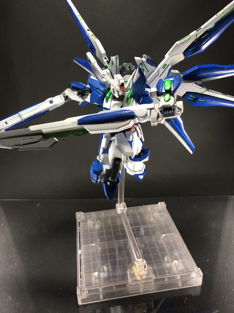 そして今回はなんとサテライトキャノンを対艦刀サテライトアロンダイトに改造しました。前は2連アロンダイトを原作再現で持たしてましたが装備もしてないのにいきなり武器出てくるみたいなのあまり好きじゃないんですよね。かと言って大剣を無くすのも惜しかったので両立させるためにこういった形にしました。