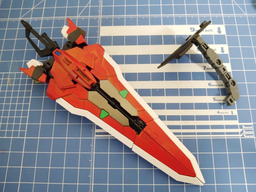 [タクティカルアームズ]赤く全塗装し、ポイントでアイグリーンとコスモメタブルーを使用。保持アームはボールディンぐアームズの接続パーツにセカンドLの背部パーツを接着しました。