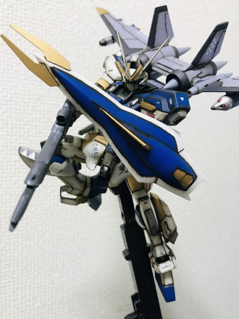 シールドを構えてビールライフル発射!敵機を貫けるようにシールドの先端が尖っているのがお気に入りです。エルガイムのように、劇中で敵機をシールドで刺し倒す活躍が見たかったです…