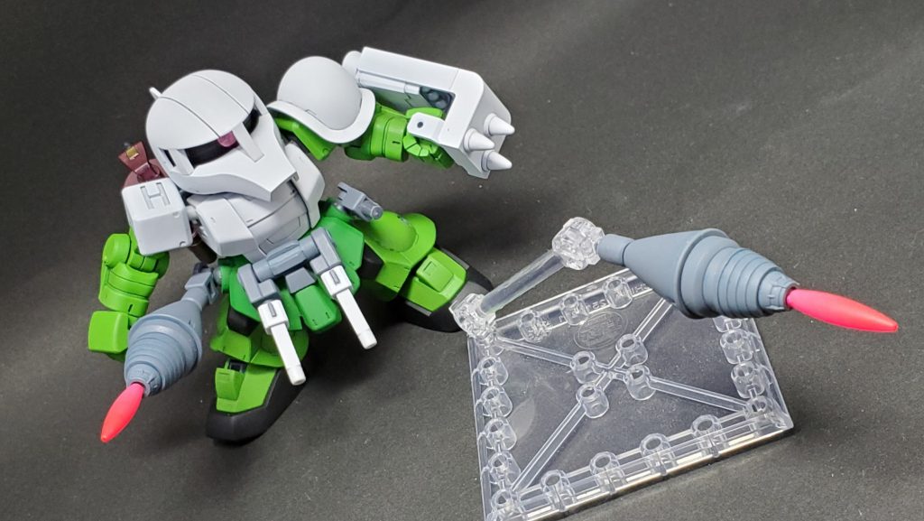 ・特殊射撃 ビームスパイク・シュツルムファウスト 先端のビームスパイクで装甲を損傷させた後に爆発することで攻撃力が増し、PS装甲にもダメージが通る...といいなぁという願望が込められている。一発だけだと外すのが怖くてなかなか撃てなさそうだったので二発装備している。