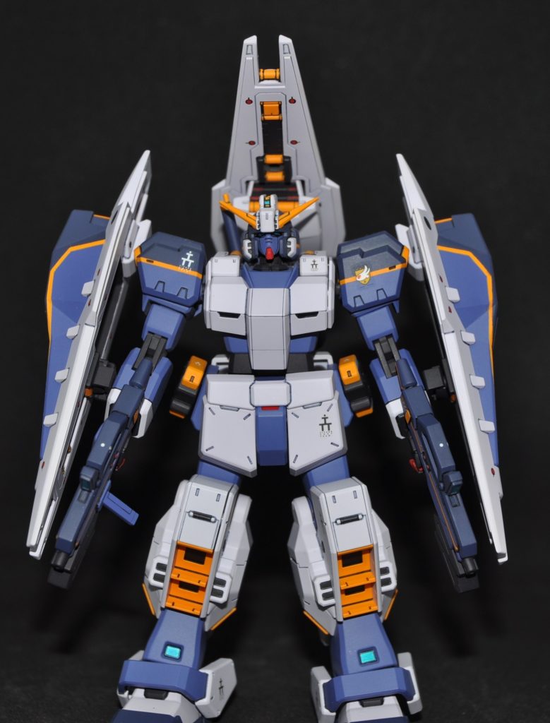 青:ヘキサギアカラー ヘキサバイオレット濃紺:バーチャロンカラー マーズダークブルー黄色:クレオス 黄橙色 フレーム等:クレオス ロシアンエアクラフトブルー(2)白:ガイアカラー ニュートラルグレーⅠ+ガイアカラー ラベンダー(3:1) ワンポイントの赤:シタデルカラーEVIL SUNZ SCARLET各種センサー:シルバーの上にガイアカラー 蛍光ブルーグリーンブルーと言いつつ、黒に近い濃い赤紫なロシアンエアクラフトブルー(2)は、初代AOZイラスト特有の紫がかったダークグレーの間接色に最適だと主張したい。(写真だと紫っぽくないけど)白は写真だと分かりにくいと思いますが、パッと見オフホワイトなんだけど単体で見ると紫っぽい色をしています。これも初代AOZイラストの紫がかったホワイトの再現を試みたものです。命名AOZホワイト。作り方は簡単、ガイアノーツの一番デカいスペアボトルに、ガイアカラーのニュートラルグレーⅠ3本とラベンダー1本を丸ごと全部突っ込んで混ぜ合わせるだけ!これなら量が確保できる上に再調色時の誤差もほとんど出ないだろうと。ヘキサバイオレットは本当にいい青紫です。この色が出たおかげでヘイズル作成を決断したといっていい。T3カラーにすごくちょうどいい。黄色にクレオスの黄橙色を使ったのは、水性とラッカーの両方があり、かつ水性ホビーカラーがリニューアルでラッカーに色合いをよせる調整をされていたことが理由です。つまり、ワンポイントで筆塗りしたり、はみだしが怖い所に水性を使い分けれる利便性があったからですね。こうして書くと塗料の進歩に後押しされた感じですね。マニキュアとかのワンポイントのレッドも、シタデルカラーが出てなかったらとてもとても…