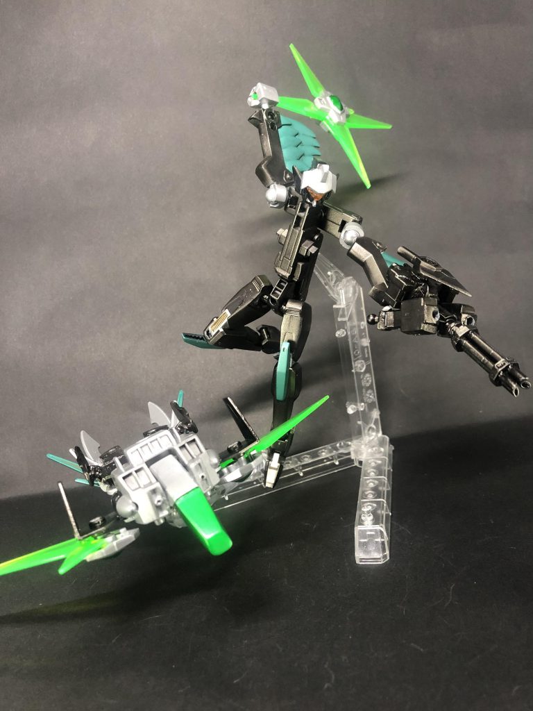 ハンゾウ「ホッホー、ガトリングで蜂の巣にしてやるホゥ!」制作メモ②お気づきかとは思いますが、ハンゾウには変形の都合で肘がありませんwそのかわり、翼の付け根でもある肩はものすごく可動するので、あまり支障はなかったりします。