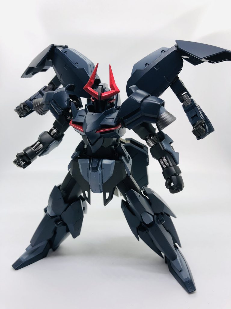 使用したカラーは、黒い部分のメインカラーはガイアカラーのシャドウブラックです。ティターンズカラーに近いですが、シャドウブラックのほうが暗い感じになります。胴体はフロストマットブラック、足の先などはミディアムブルー、頭部アンテナはプライマリーメタリックレッドを使用しました。