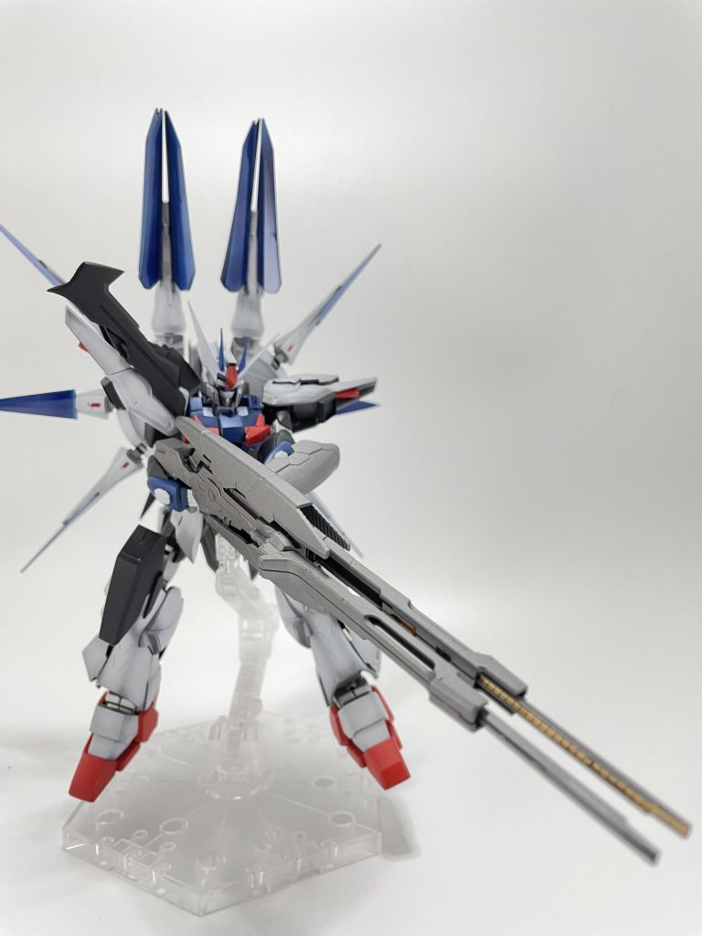 メガ・ビーム・ライフルアルスアースリィのライフルを大型化し高出力化。連射性は落ちているが威力は数倍になっており、ドラグーンで足を止めた対象を確実に撃ち抜く。砲身を展開することで最大出力モードに切り替え可能。