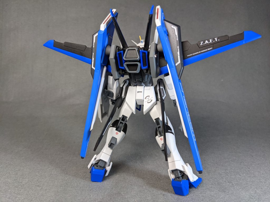 正面とバックショットですね。V字になっているウイングとバインダーの存在感が強いです。ウイングの配置変更によりフリーダムのハイマットモードと同じく、空中での高機動がフォースインパルスに比較して大幅に向上しています。また、サイドスカートのフォールディングイレイザーは撤廃。そもそもシルエットフライヤー未装備時の戦闘力を加味して用意されたものであり、ビームサーベルを常備している本機には必要ないと判断された形です。