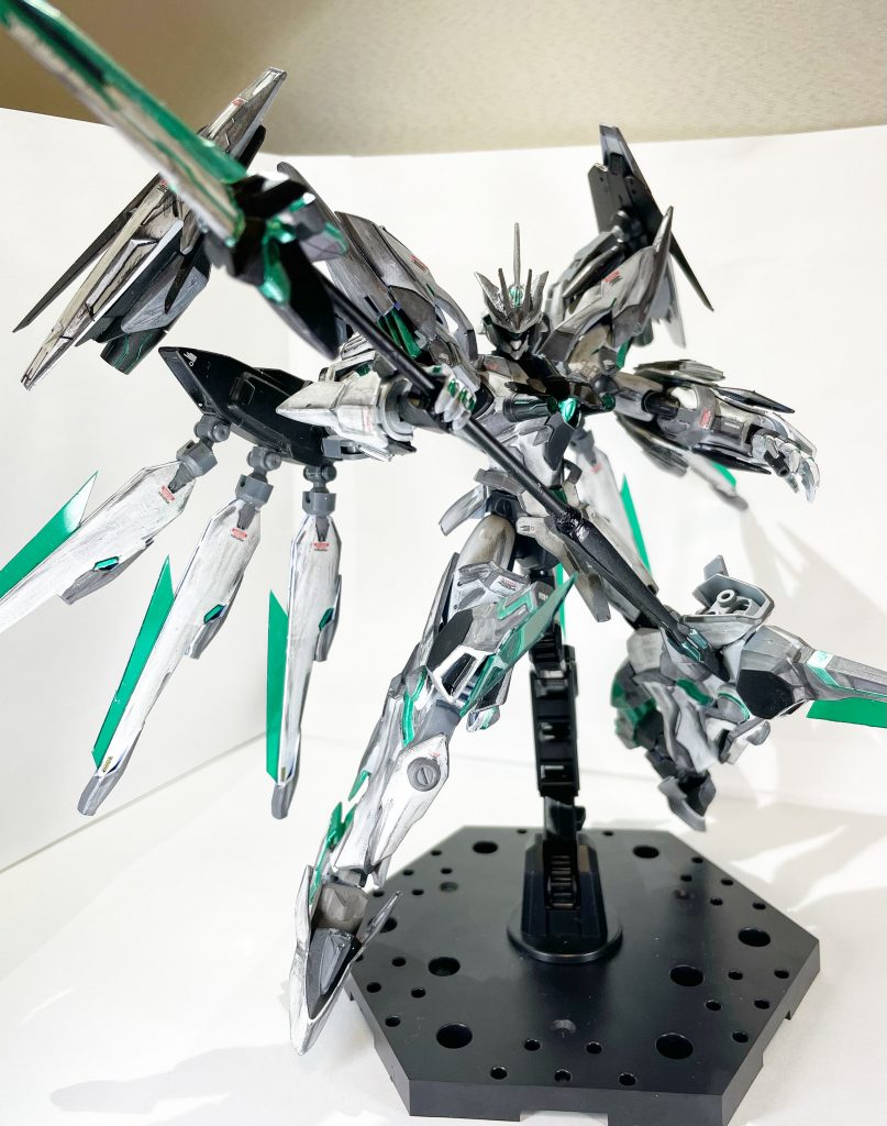 専用兵装    イデアルランス槍内部にギラーガビット発生装置が組み込まれており、ビットを射出する射撃兵装の役割も併せ持つ。