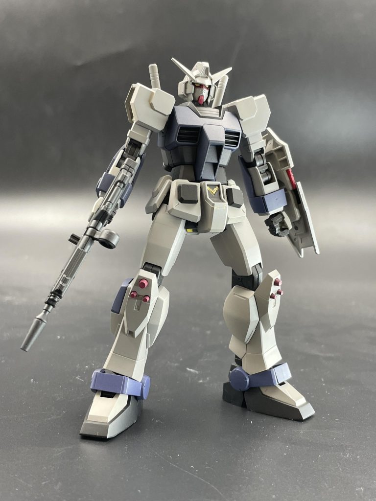 前面。塗装したのがこちら。寒色系の色合いにルージュ系の赤を差し色にしてみました。勢いと直感で塗装したので塗り終えた後に気づいたのは、コレ、UC版グスタフ・カールのカラーパターンだ。