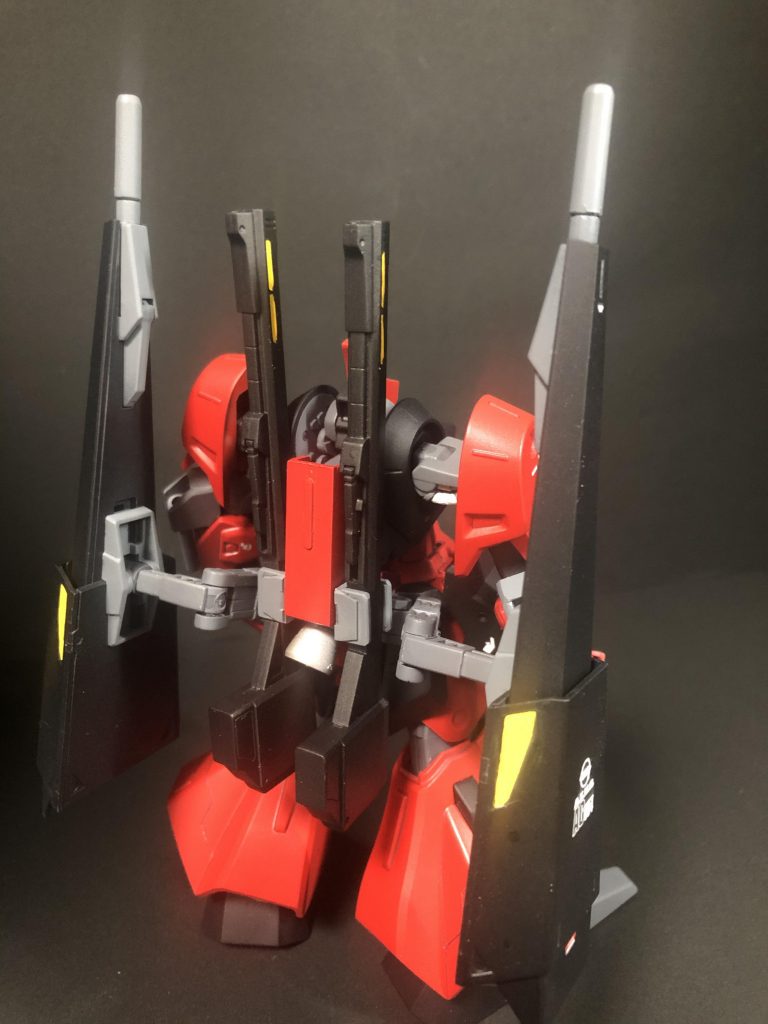 背面はバインダーをサブアームで接続しています。ZⅡから流用したクレイバズーカを二丁装備させました。