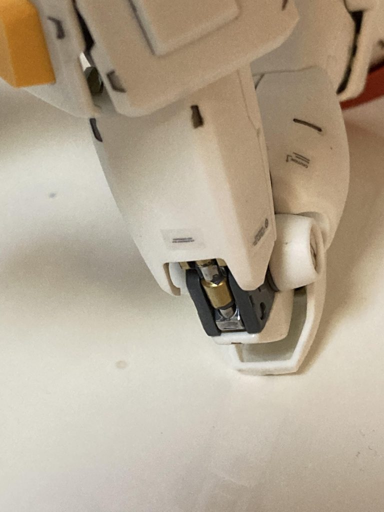 関節はメッキで塗装しました