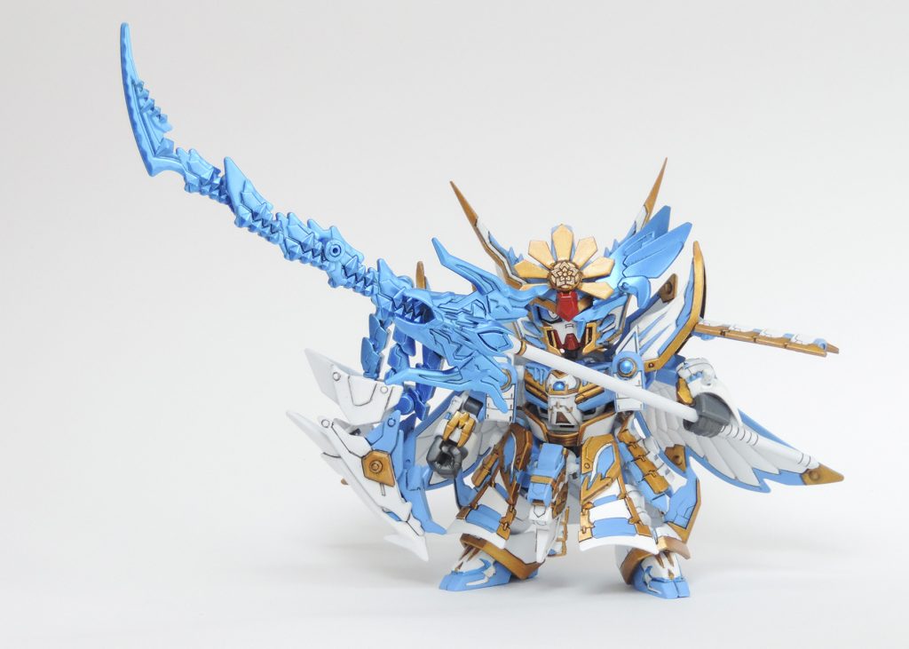 必殺技「絶槍・蒼天龍穿!!」 トライデントとヒートロッドを接続する事で、巨大な長槍に…! 信勝は鷹狩の名手だったという話から、羽風マントと合わせてマスクも鬼感をなくし鳥っぽく。 マスクは信長へ届かないコンプレックスを表現したくて、片目だけ隠れる不完全な物に。