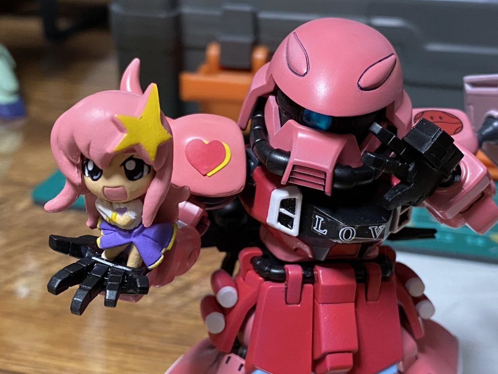 肩のデカールが、うまく曲面に馴染まなかったので、デコシールを流用しました。少し浮いてますが、遠くからなら…w