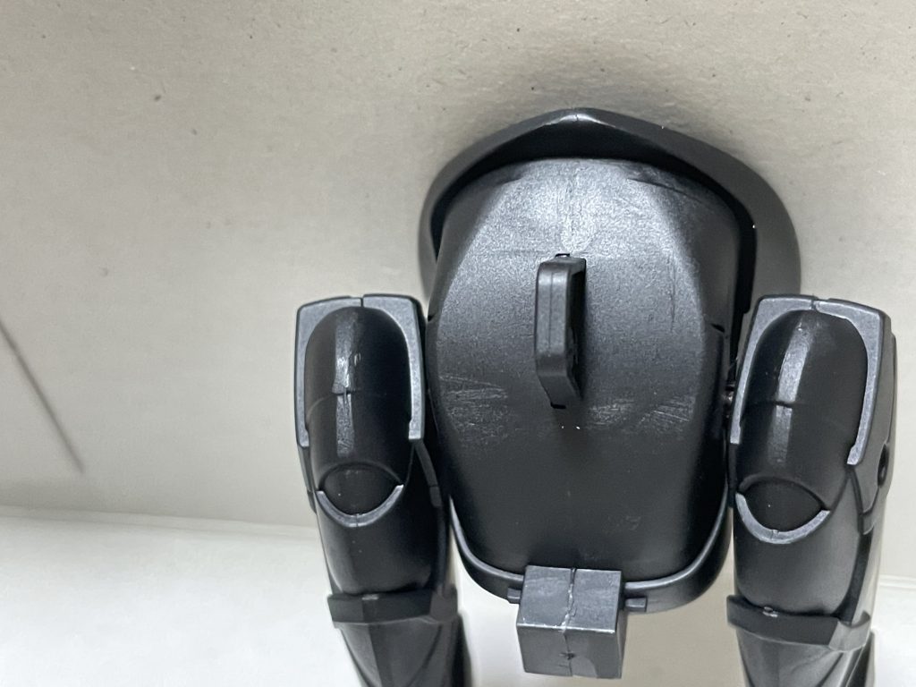 首は胴側のピンを切り落とし。尻尾と足は挟み込んだまま接着しました。