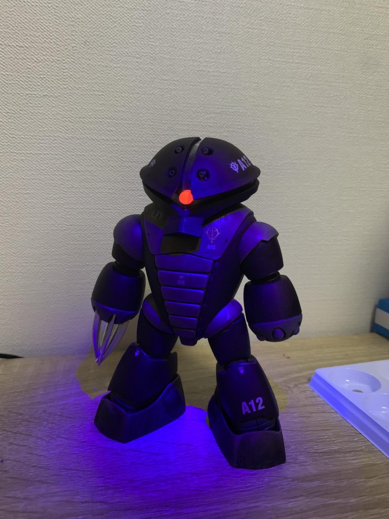 今回初の試みです!モノアイを蛍光塗料で塗装してブラックライトで光るようにしました。とても気に入ったので、今後も続けていこうと思います笑。